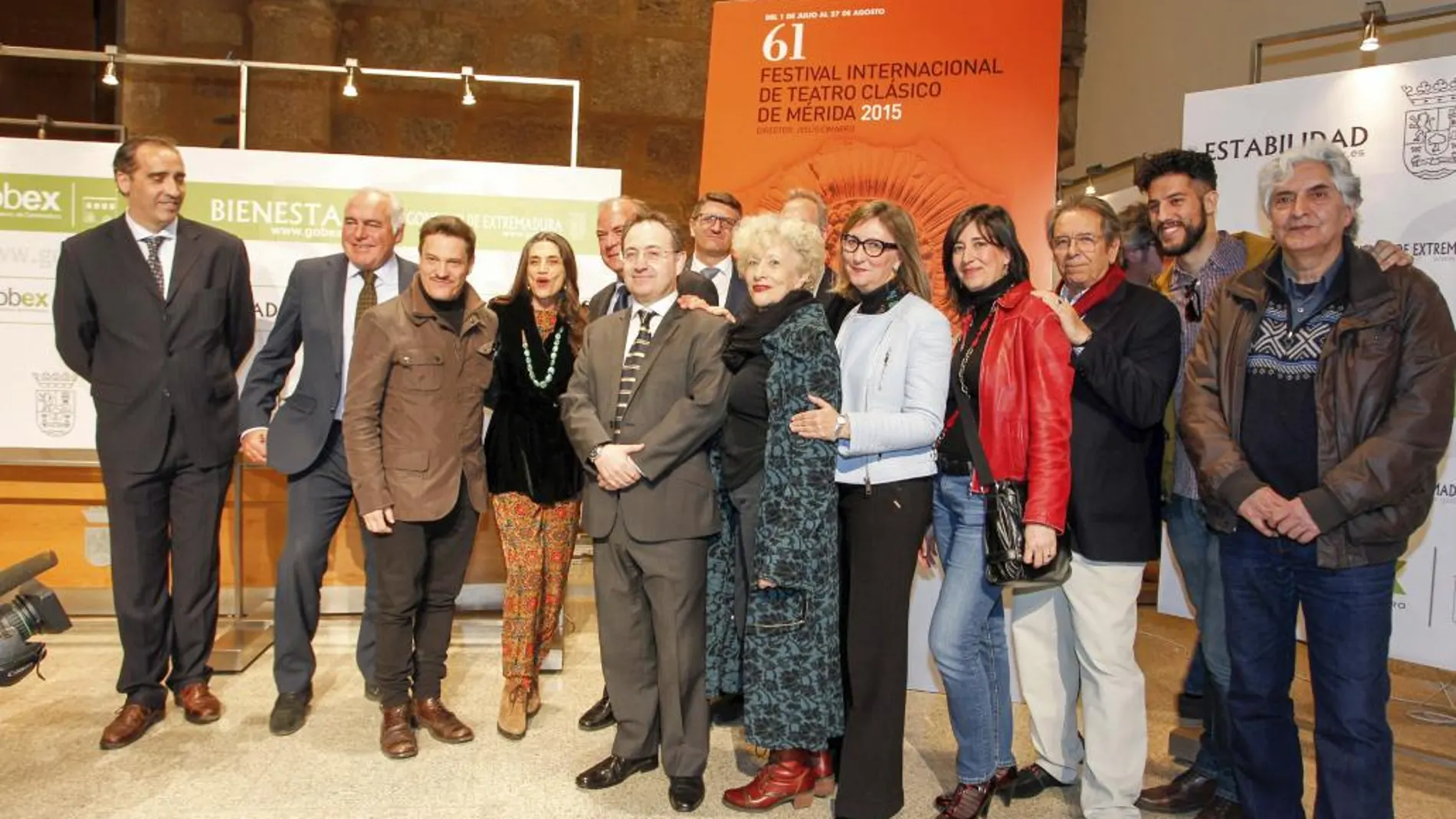 Foto de familia durante del acto de presentación de la 60 edición del Festival Internacional de Teatro Clásico de Mérida