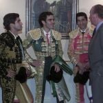 Morante, José Tomás y Manuel Caballero charlan con el Rey en la Beneficencia de 2002
