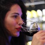 Una mujer degusta un vino de la Ribera de Duero