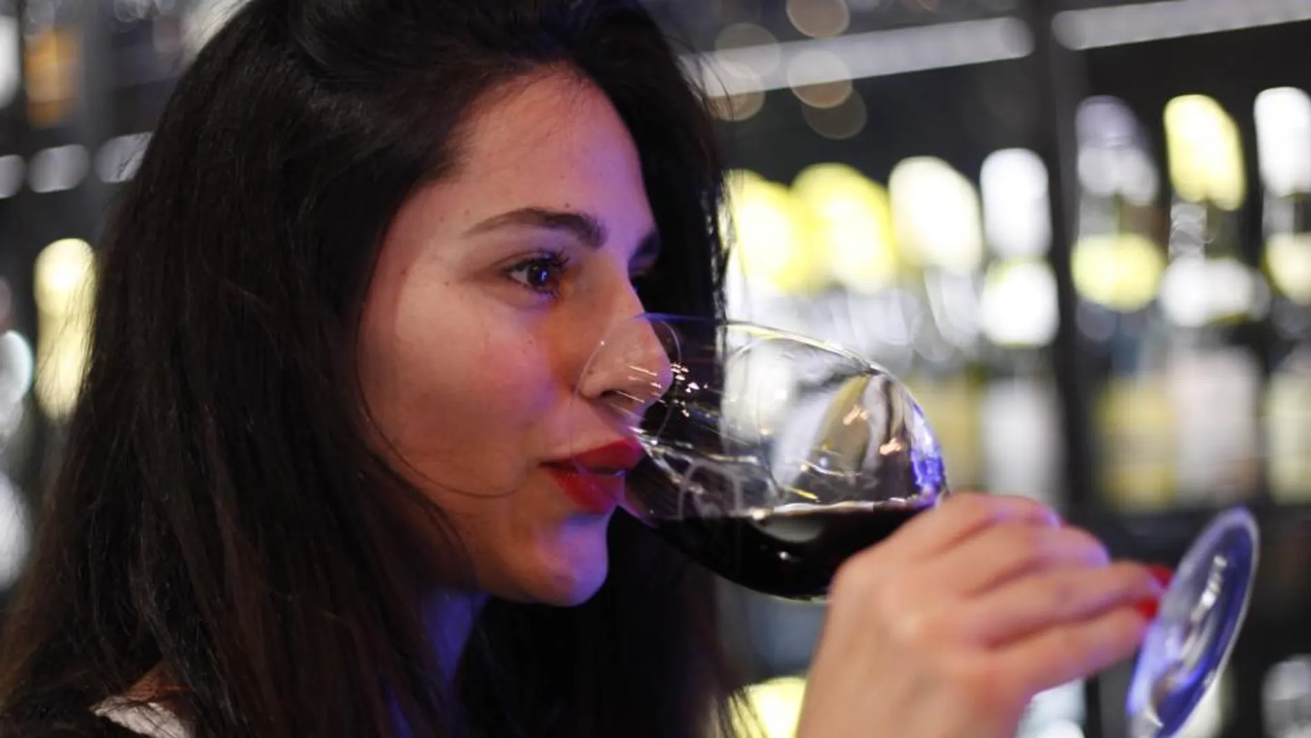 Una mujer degusta un vino de la Ribera de Duero