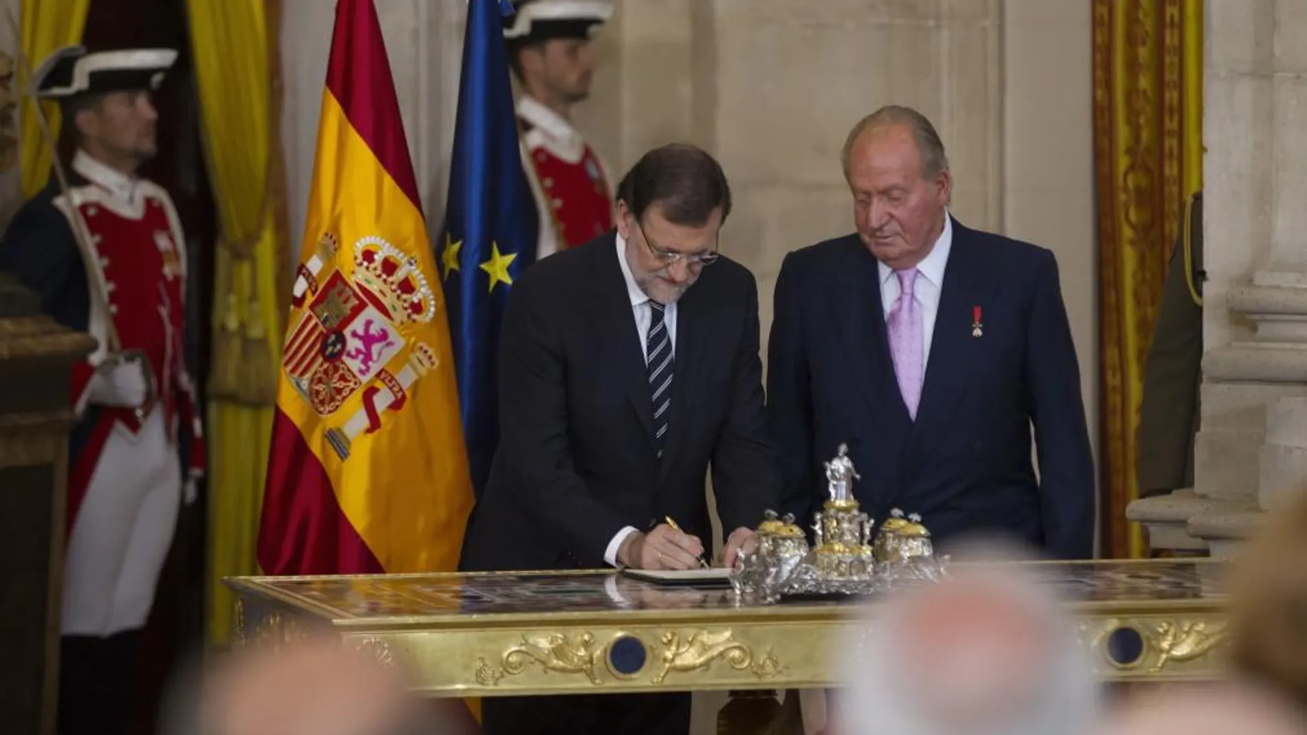 Rajoy firma la ley de abdicación y rubrica así uno de los mayores logros de su Gobierno.
