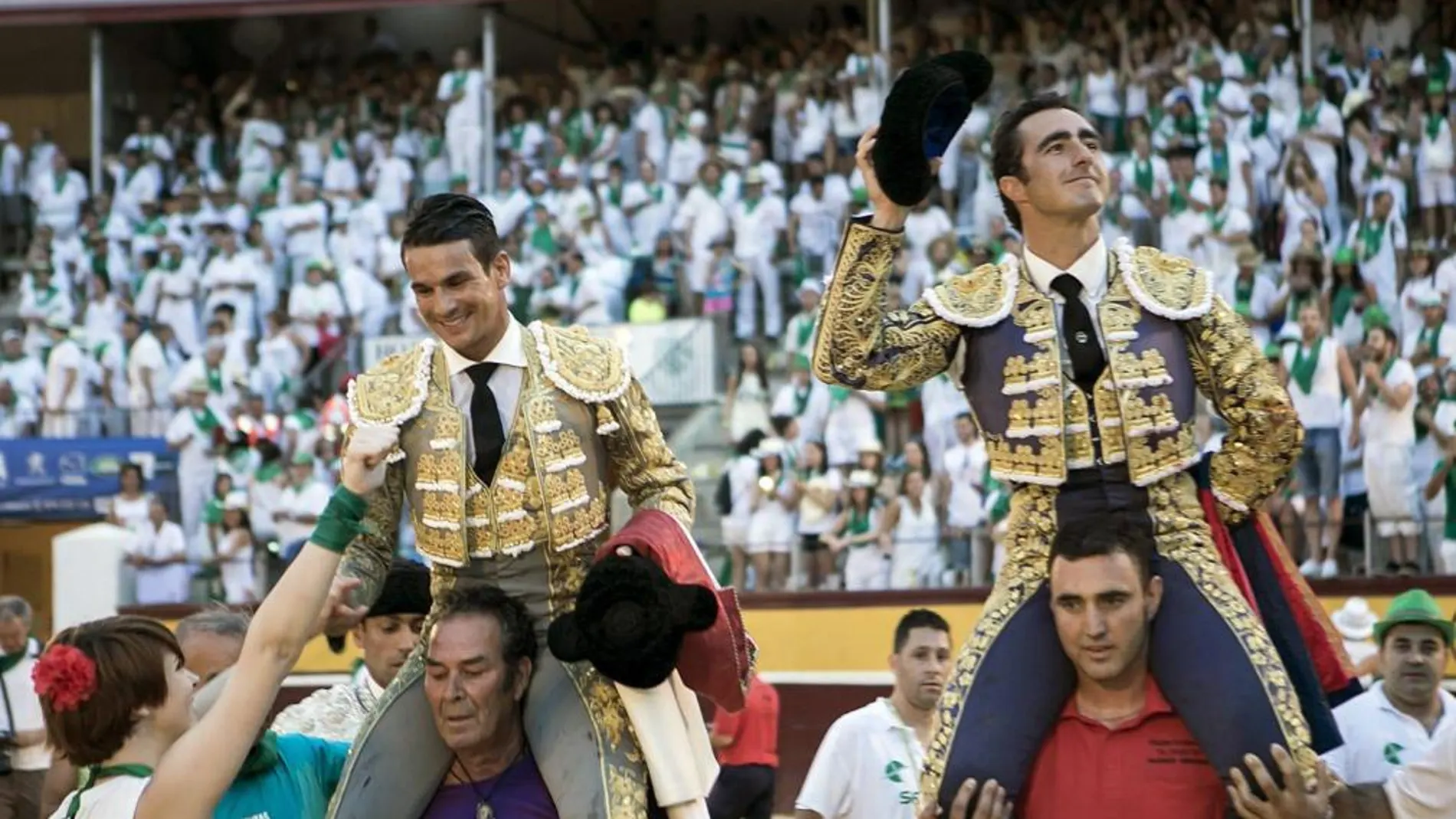 Los diestros José María Manzanares (i) y El Fandi salieron a hombros tras cortar dos orejas cada uno en el festejo taurino de las fiestas de San Lorenzo celebrado esta tarde en Huesca.