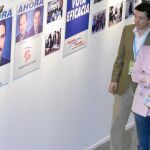 Mariano Rajoy, María Dolores de Cospedal y Pedro Calvo observan algunas fotografías de Aznar en una de las exposiciones de la Convención Nacional de Valladolid