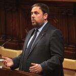 Oriol Junqueras, durante su intervención en la primera jornada del pleno de dos días que permitirá al líder de CiU, Artur Mas, ser investido de nuevo presidente de la Generalitat de Cataluña