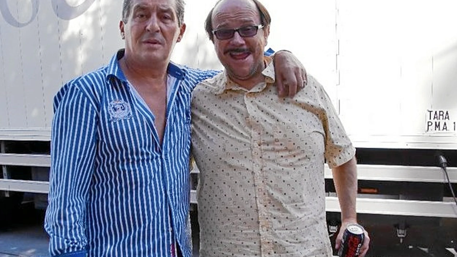 Santiago Segura, caracterizado como el detective José Luis Torrente, junto a Mario Gamero