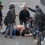 Un hincha del Nápoles yace en el suelo herido por un disparo durante los choques antes de la final de la Copa de Italia en el Estadio Olímpico de Roma.