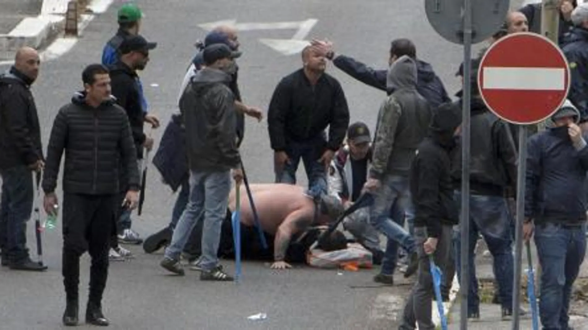 Un hincha del Nápoles yace en el suelo herido por un disparo durante los choques antes de la final de la Copa de Italia en el Estadio Olímpico de Roma.