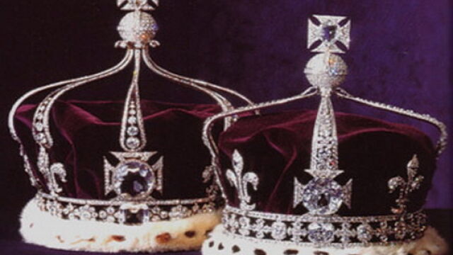 Dos de las coronas que se pueden ver en el museo ahora reabierto