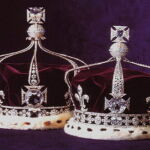 Dos de las coronas que se pueden ver en el museo ahora reabierto