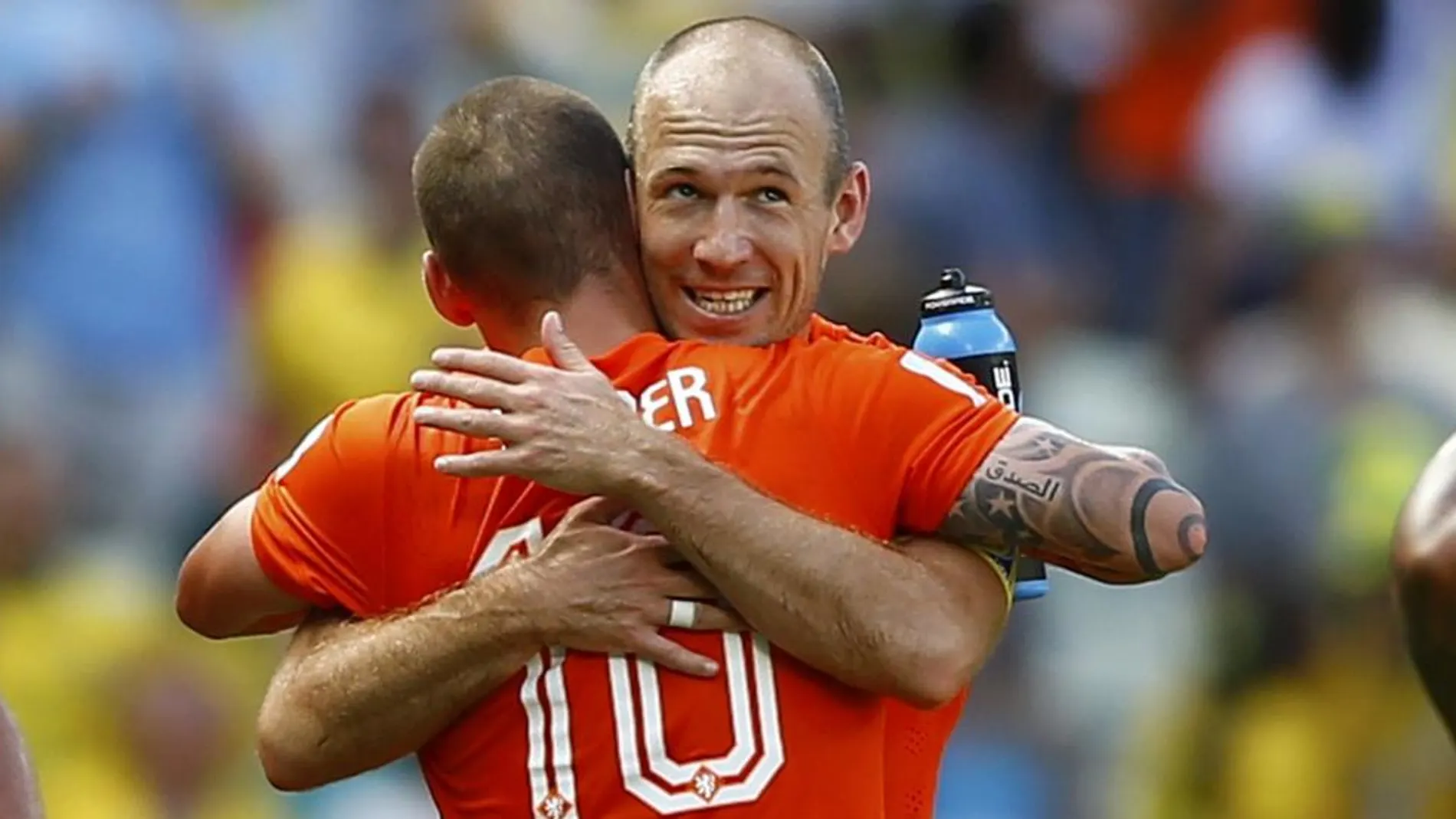 Robben y Sneijder se abrazan celebrando el pase a cuartos.