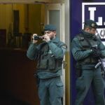 La Guardia Civil custodia la entrada del sindicato vasco LAB en el marco de la «operación Mate»