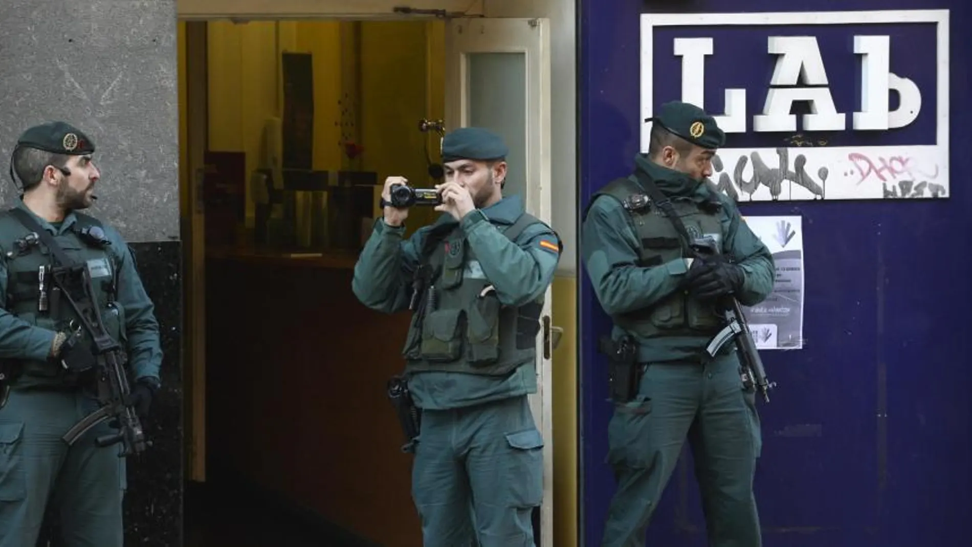 La Guardia Civil custodia la entrada del sindicato vasco LAB en el marco de la «operación Mate»