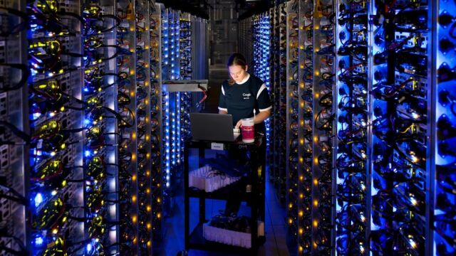 Una trabajadora en el cerebro de Google, su Data Center de Oregón