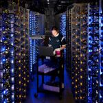 Una trabajadora en el cerebro de Google, su Data Center de Oregón