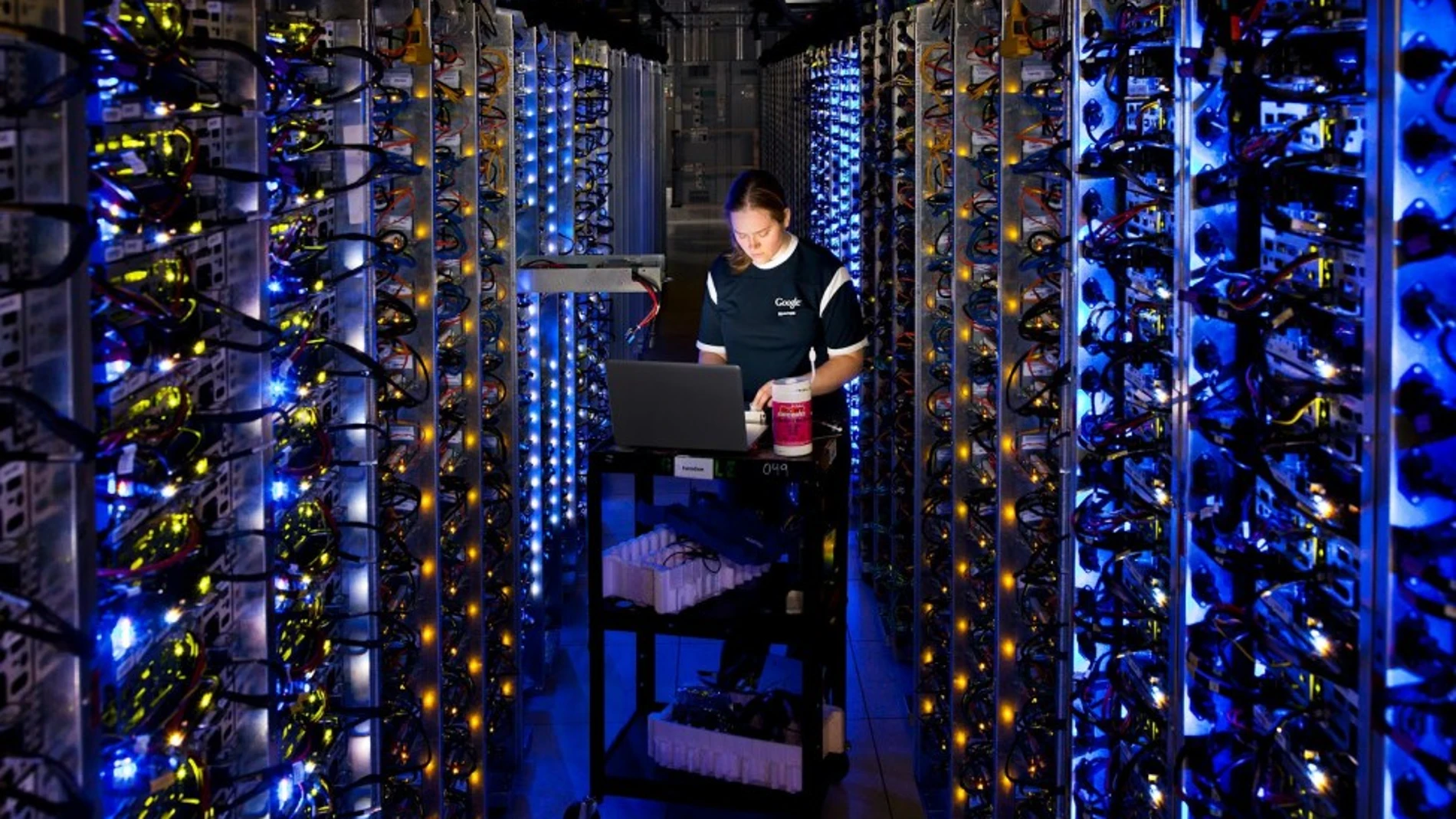 Una trabajadora en el cerebro de Google, su Data Center de Oregón