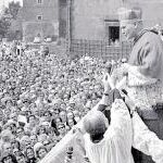 Juan Pablo II se dirige a la multitud desde la Catedral de Cracovia en julio de 1967, tras ser nombrado cardenal