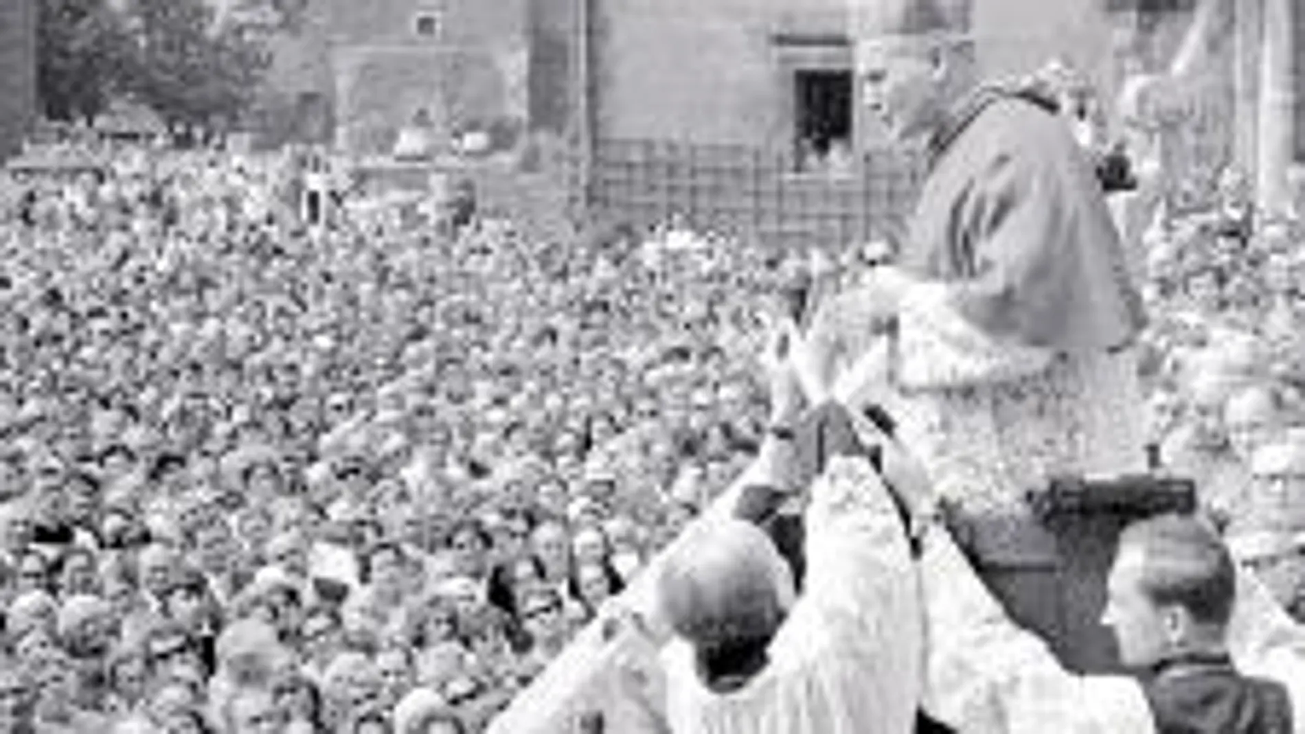 Juan Pablo II se dirige a la multitud desde la Catedral de Cracovia en julio de 1967, tras ser nombrado cardenal