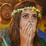 Una fan de Brasil reacciona con asombro ante el resultado del partido.