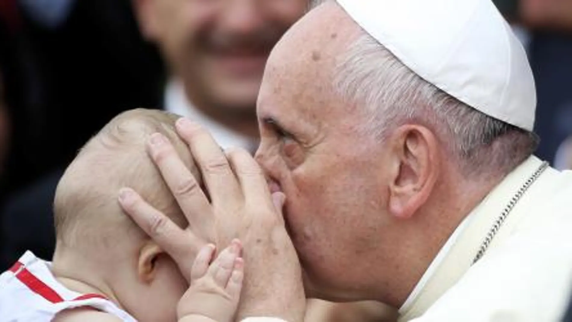 El Papa besa a un niño hoy en Tirana.