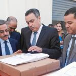 Mehdi Jomaa (C) inspecciona un colegio electoral