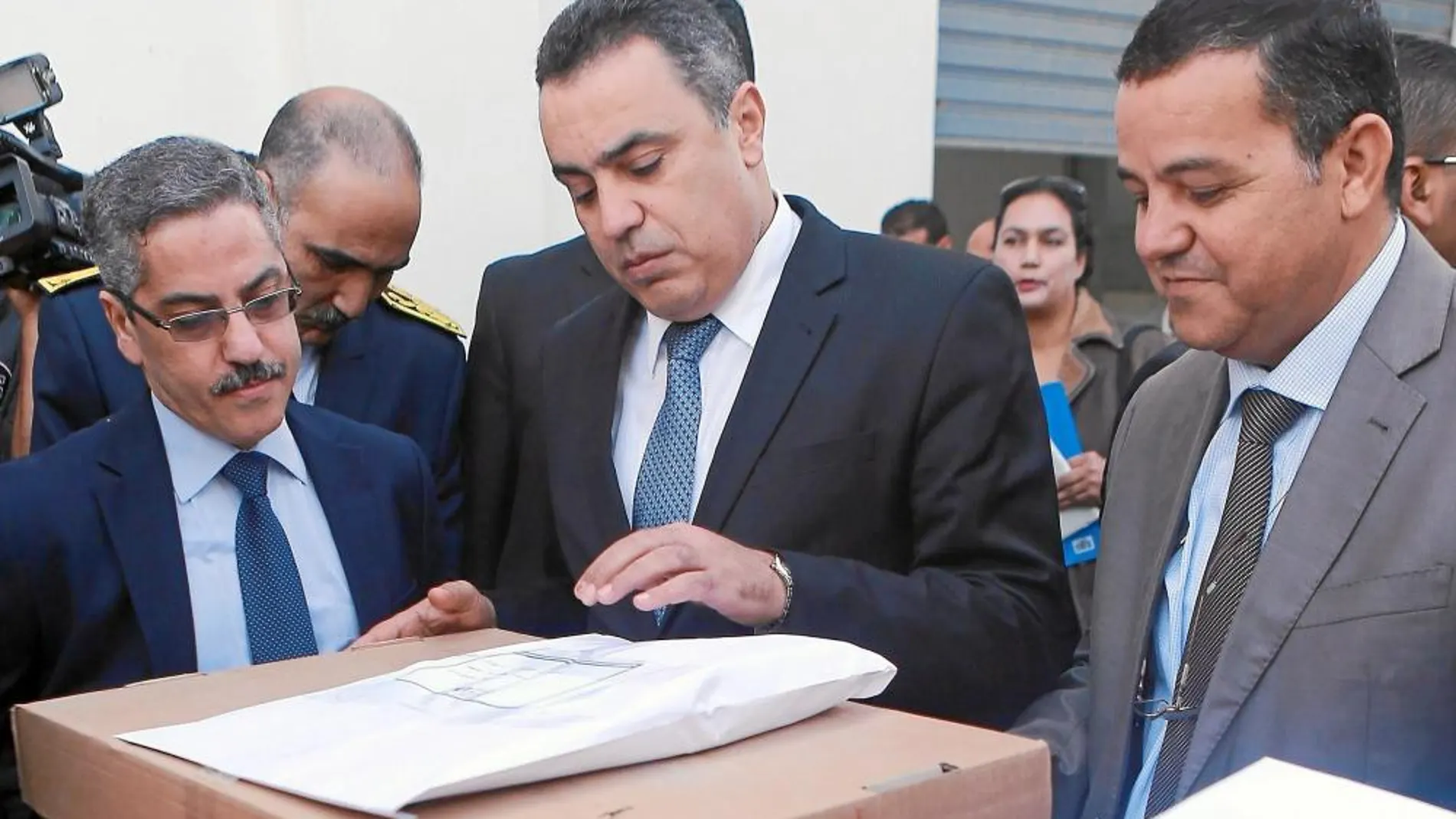 Mehdi Jomaa (C) inspecciona un colegio electoral