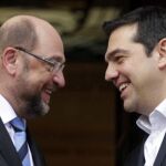 Alexis Tsipras, con el presidente del Parlamento Europeo, Martin Schulz, durante su reunión hoy en Atenas.