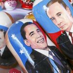 Las tiendas de souvenirs de Sochi han puesto a la venta matrioskas de Putin y Obama