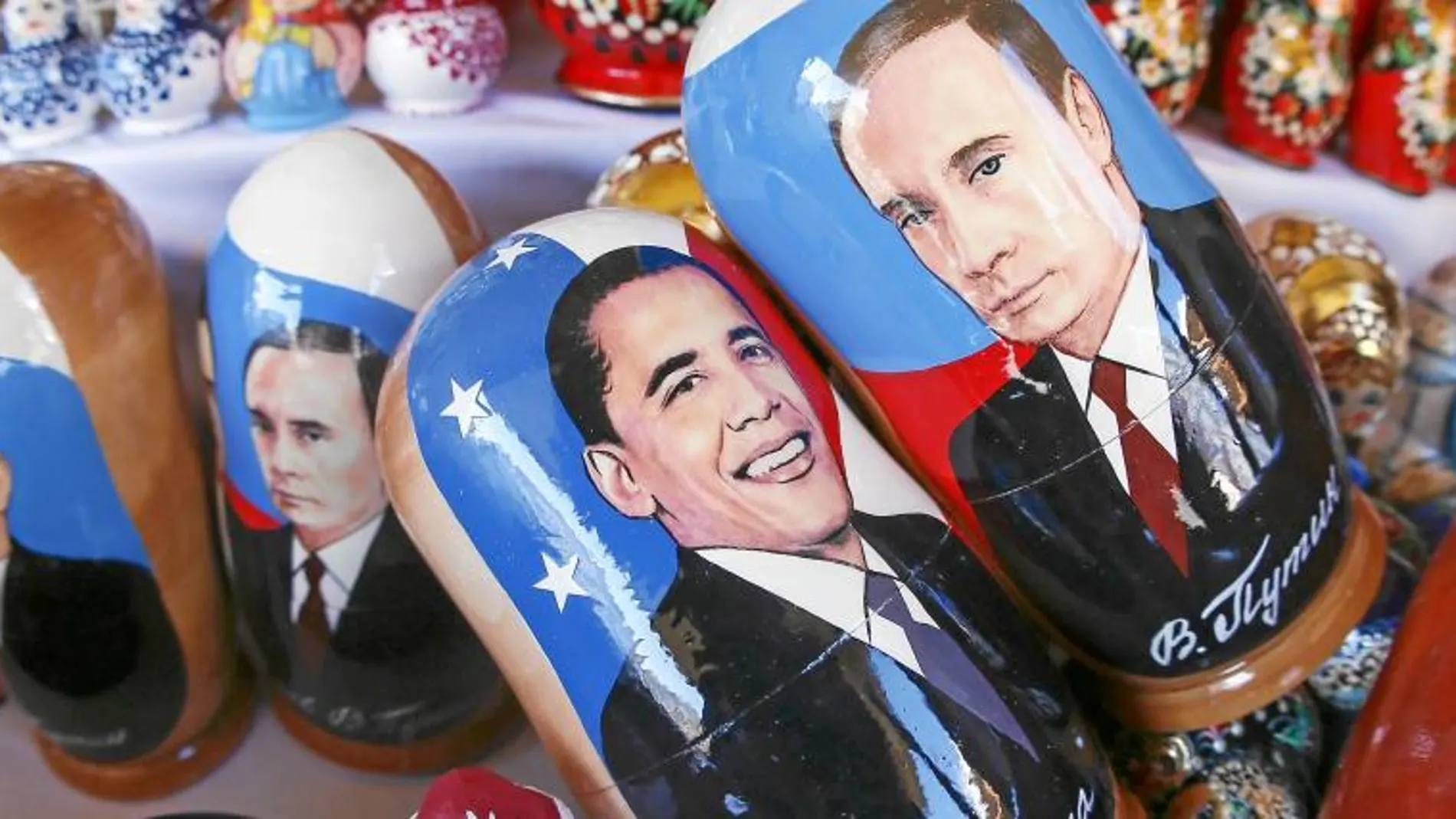 Las tiendas de souvenirs de Sochi han puesto a la venta matrioskas de Putin y Obama