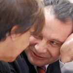 El Alcalde de Segovia, Pedro Arahuetes conversa con la concejala de Patrimonio Histórico, Claudia de Santos, en el pleno ordinario celebrado en el ayuntamiento de Segovia.