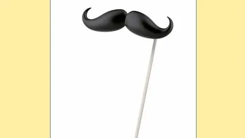 Carrère delira por un bigote