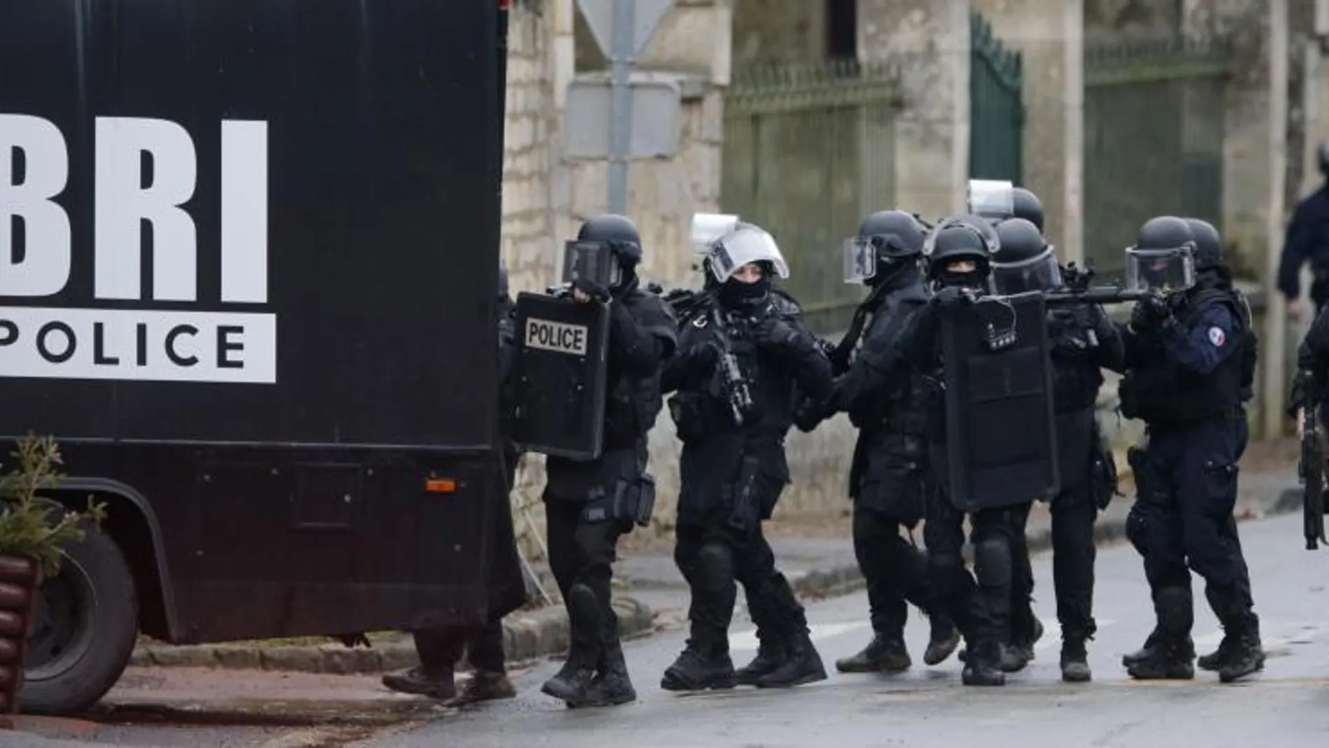 Francia lanza una operación sin precedentes en busca de los dos sospechosos del atentado contra el semanario satírico «Charlie Hebdo».