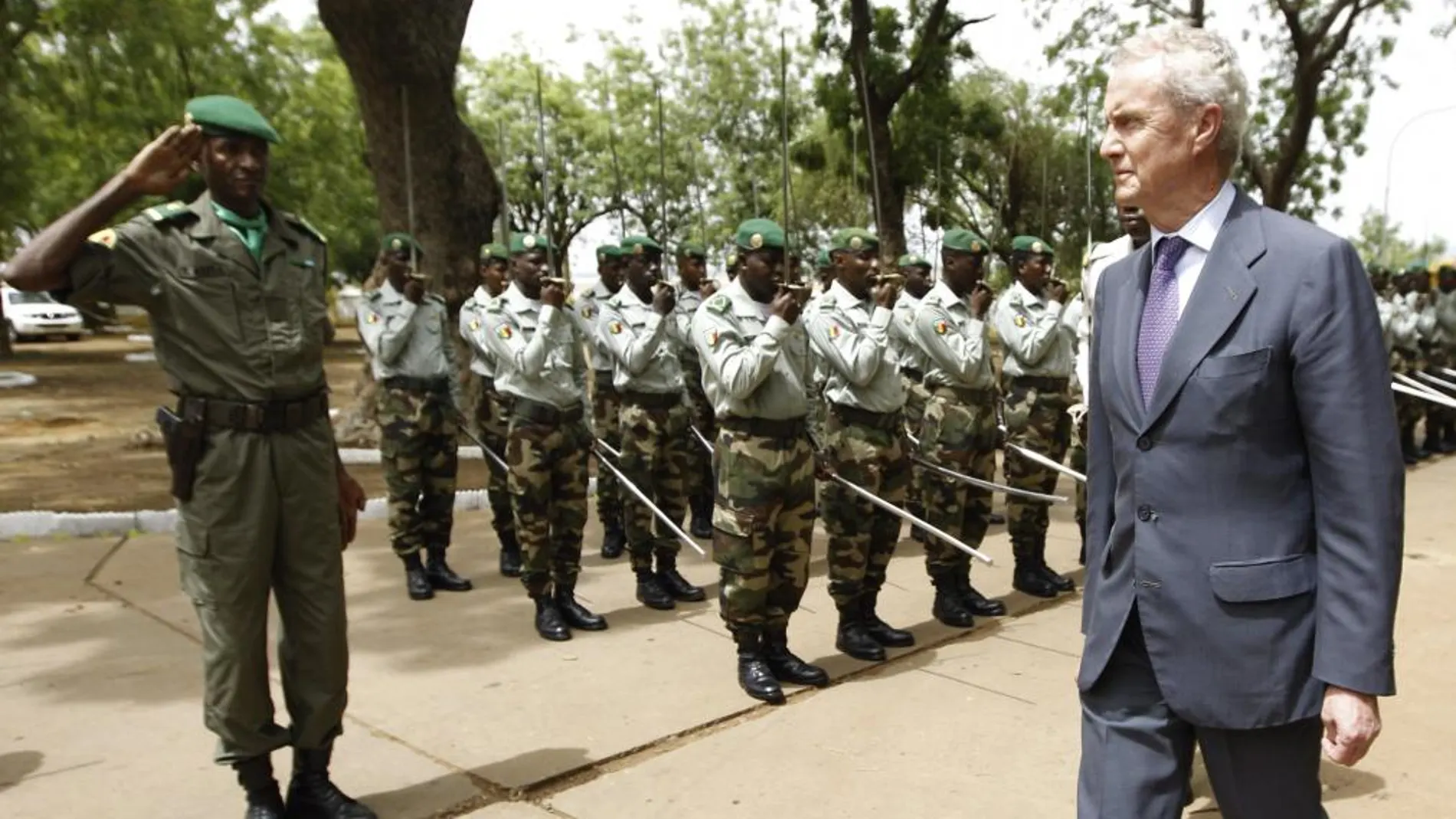El ministro de Defensa, Pedro Morenés, pasa revista a las tropas durante su visita a la localidad de Koulikoro, campo de entrenamiento a unos 60 kilómetros de la capital