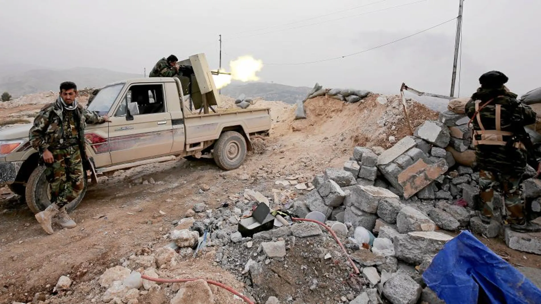 Combatientes kurdos disparan contra los yihadistas cerca de la ciudad de Sinyar