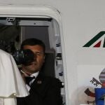 El Papa se despide desde la puerta de su avión