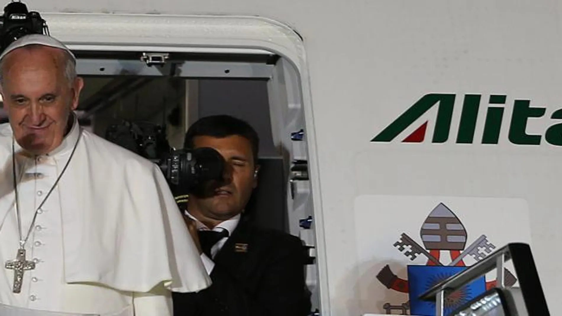 El Papa se despide desde la puerta de su avión