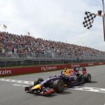 Daniel Ricciardo cruza la línea de meta
