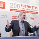 El secretario general del PSOE autonómico, Julio Villarrubia, y el secretario provincial, Luis Tudanca, participan en un acto público en Villarcayo (Burgos). Junto a ellos, Luis González, concejal del PSOE en Villarcayo