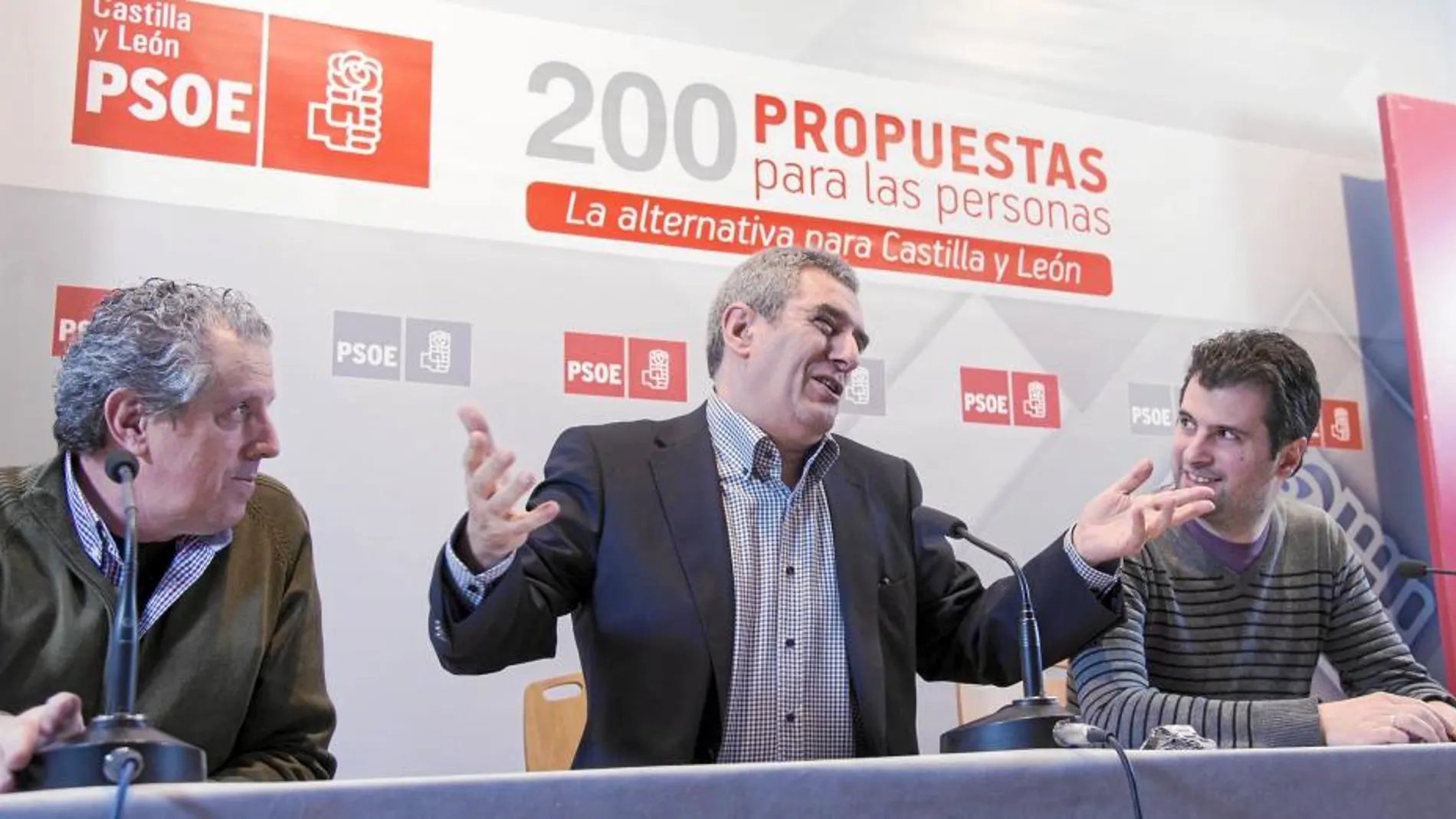 El secretario general del PSOE autonómico, Julio Villarrubia, y el secretario provincial, Luis Tudanca, participan en un acto público en Villarcayo (Burgos). Junto a ellos, Luis González, concejal del PSOE en Villarcayo
