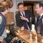 CONVERSACIÓN DE BARRA. Cameron y Hollande, ayer, en plan relajado en un pub