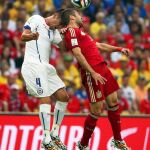 Mauricio Isla y Jordi Alba disputan el balón