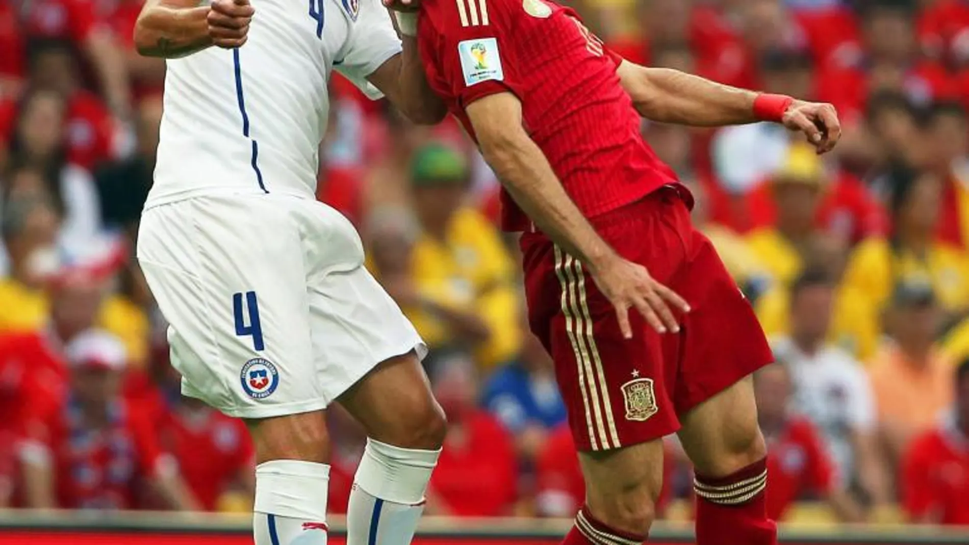 Mauricio Isla y Jordi Alba disputan el balón