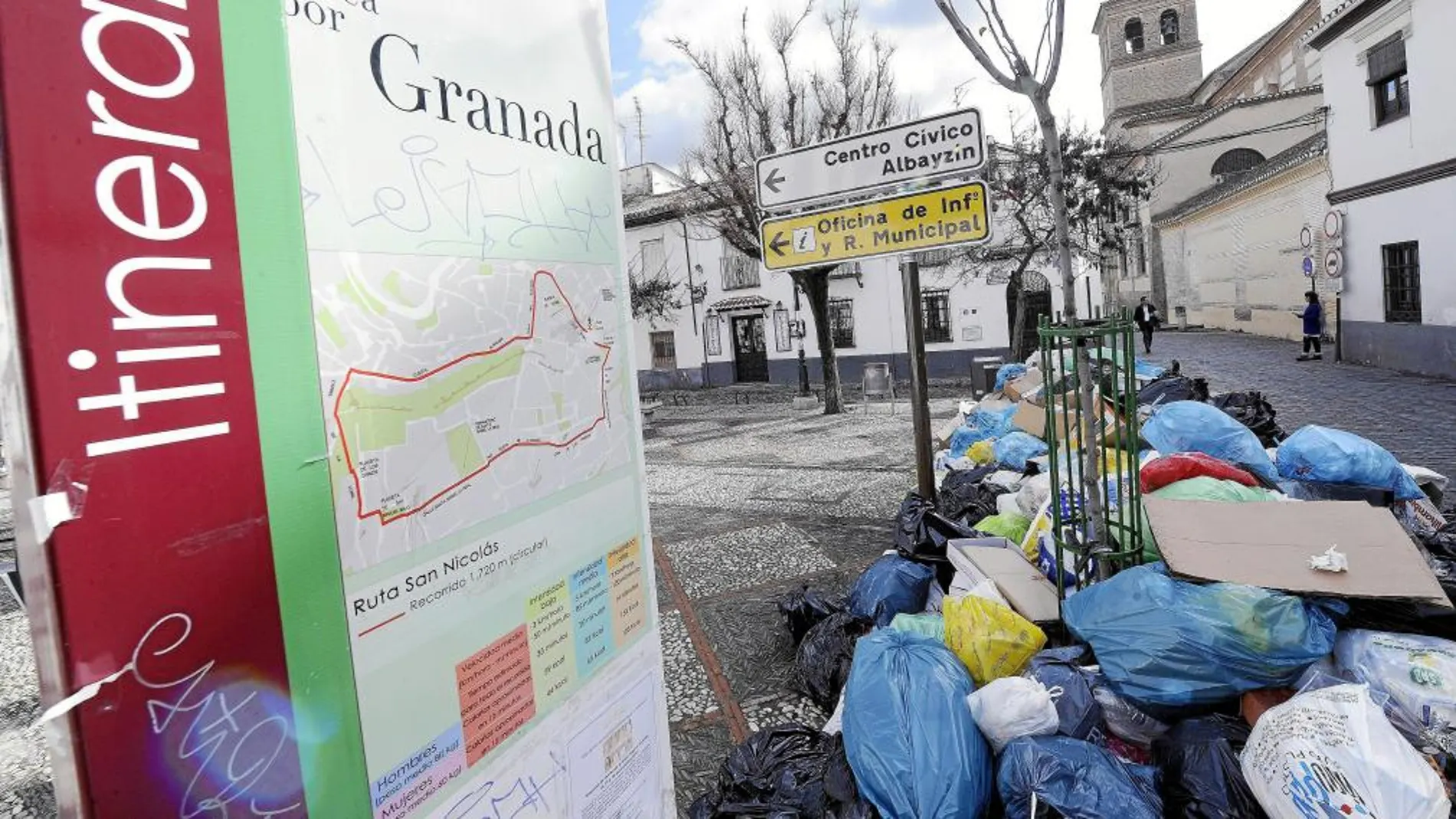 En las calles de Granada se pueden ver los montones de basura que está provocando la huelga en la recogida
