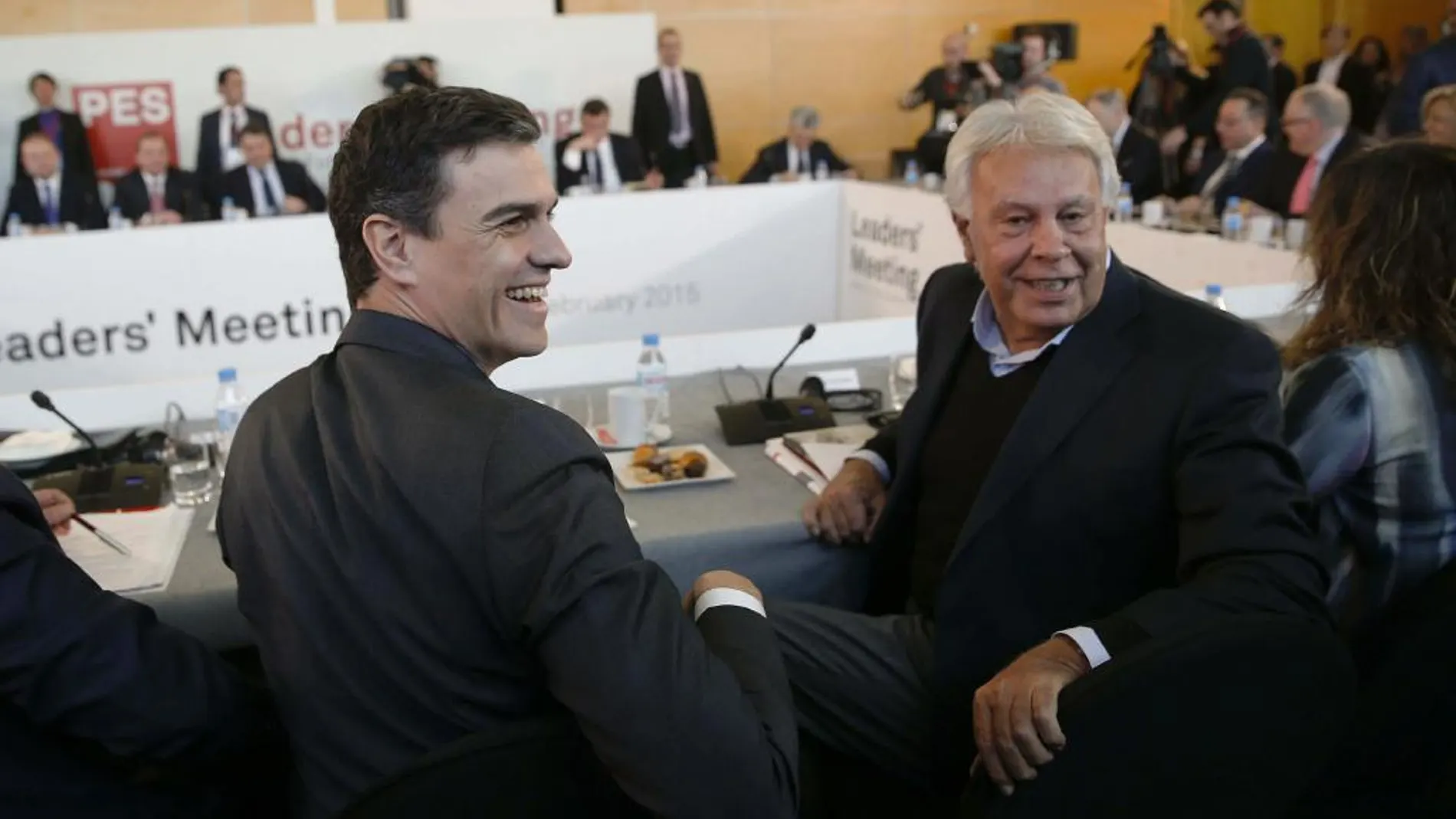 El líder del PSOE, Pedro Sánchez (i), y el expresidente del Gobierno, Felipe González (d), al inicio de la reunión de representantes del Partido de los Socialistas Europeos (PES) en Madrid