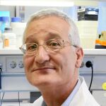 El microbiólogo Eugenio Santos, Premio Ical al Compromiso Humano por Salamanca