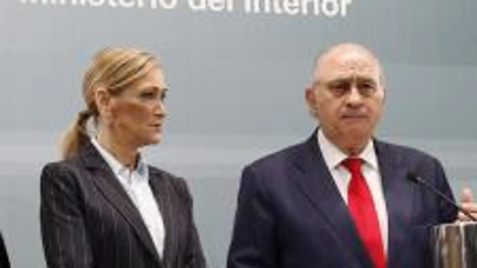 El ministro del Interior, Jorge Fernández Díaz, y la delegada del Gobierno, Cristina Cifuentes
