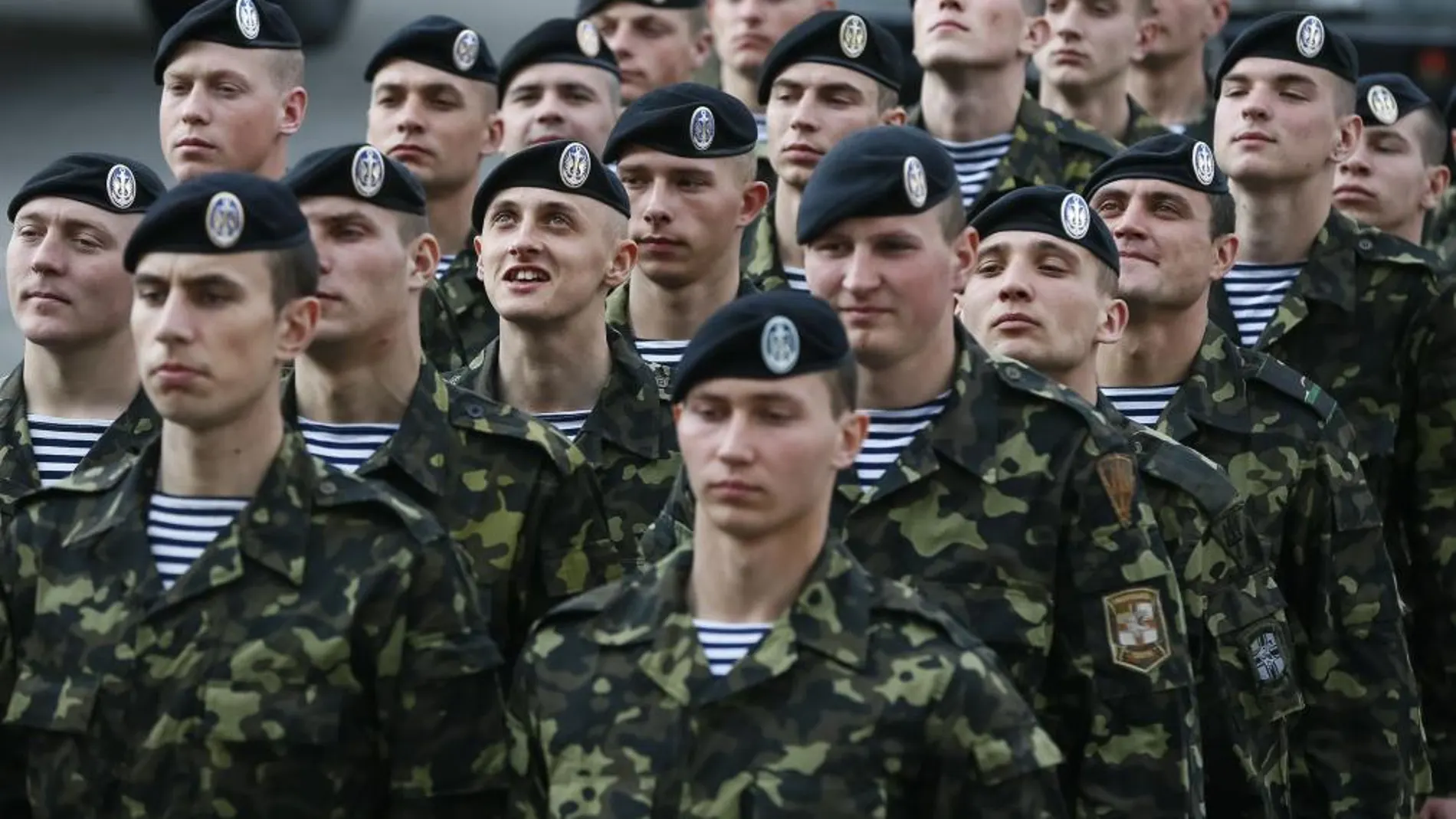 Soldados de la Armada ucraniana llegados desde la base de Crimea, durante la ceremonia de bienvenida en Kiev
