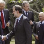 Rajoy saluda a Botín durante el posado para la fotografía de familia con los grandes empresarios españoles que integran el Consejo Empresarial por la Competitividad (CEC)