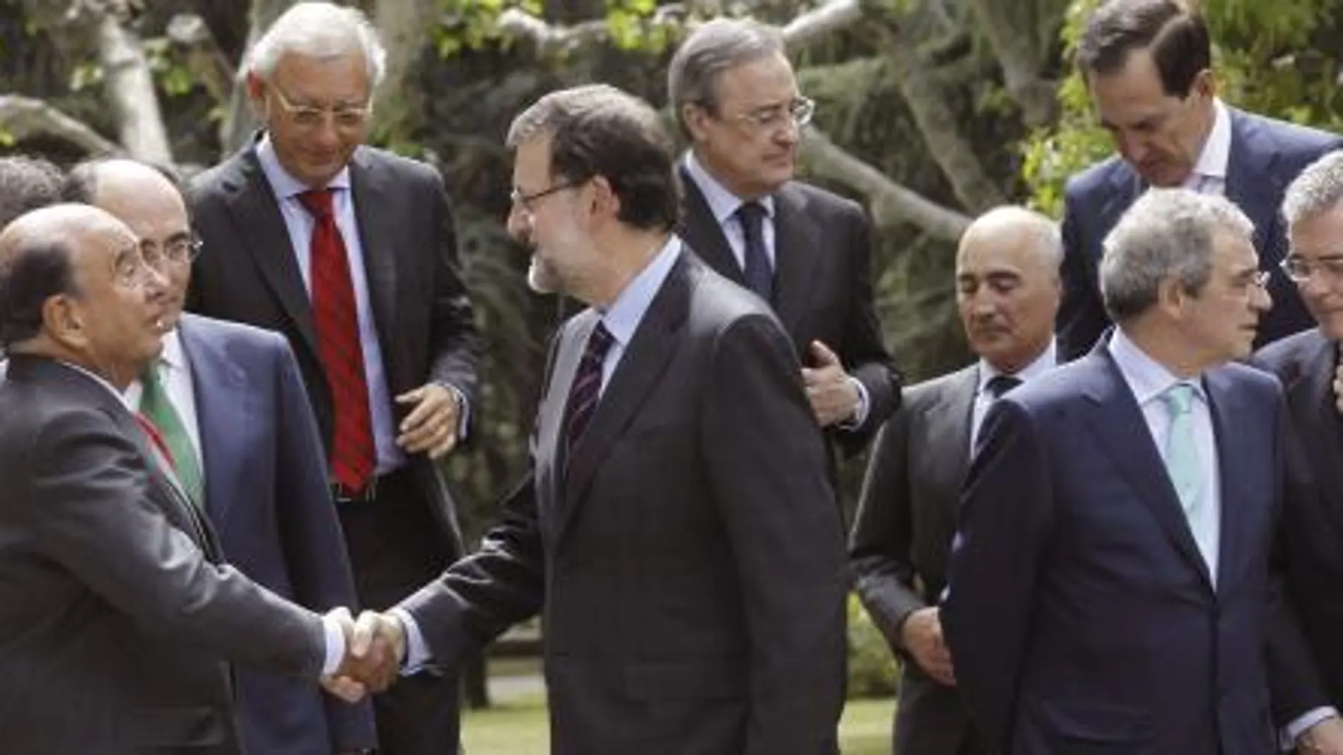 Rajoy saluda a Botín durante el posado para la fotografía de familia con los grandes empresarios españoles que integran el Consejo Empresarial por la Competitividad (CEC)