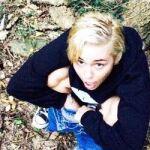La polémica foto de Miley Cyrus orinando que arrasa en internet