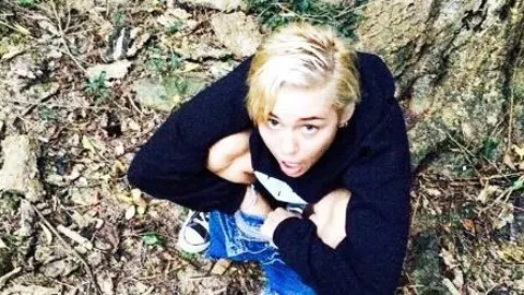 La polémica foto de Miley Cyrus orinando que arrasa en internet